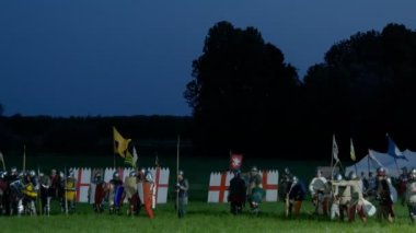 Morimondo, İtalya - 21 Haziran: 21 Haziran 2022 tarihinde İtalya 'nın Morimodo kentinde Ortaçağ savaşının tarihi yeniden canlandırması zırhlı şövalyelerle mücadele