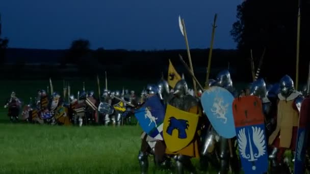 モリモンド イタリア 6月21日 鎧で中世の騎士と戦う 6月21日にイタリアのモリモンドで開催されたフェスティバルTrecentescaで中世の戦いの歴史的な再現 — ストック動画