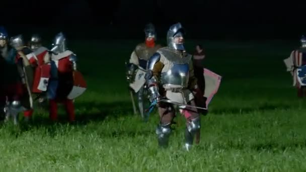 モリモンド イタリア 6月21日 鎧で中世の騎士と戦う 6月21日にイタリアのモリモンドで開催されたフェスティバルTrecentescaで中世の戦いの歴史的な再現 — ストック動画