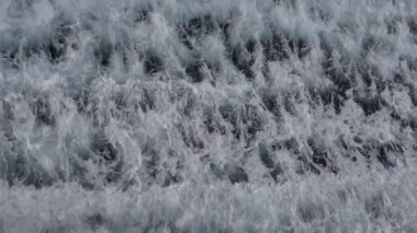 Atık sudan kaynaklanan çevre kirliliği. Tedavi edilmemiş suyun doğal bir göle boşaltılması: işlenmemiş kirli su bir grup küçük balığın yakınındaki bir borudan akar.