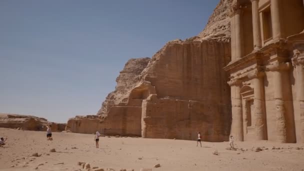 Tourists Deir Monastery Monumental Building Carved Out Rock Ancient City — Stockvideo