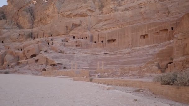 紀元1世紀の古代ペトラ劇場ナバティアの円形劇場は ヨルダンのペトラの古代都市で固い岩から彫刻されました — ストック動画