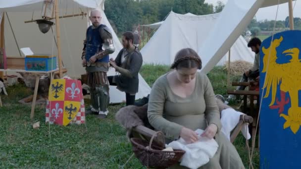Scenes Medieval Costume Lady Doing Needleworks Cloth Medieval Camp June — Video Stock