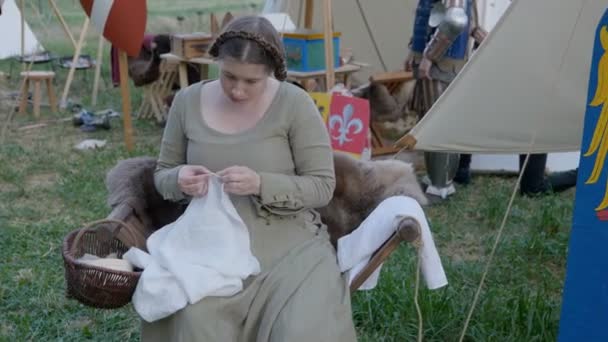 Scenes Medieval Costume Lady Doing Needleworks Cloth Medieval Camp June — стокове відео