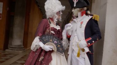 16 Şubat 2022 'de Venedik, İtalya' da düzenlenen karnavala Fransız kostümü giymiş iki kişi katıldı.