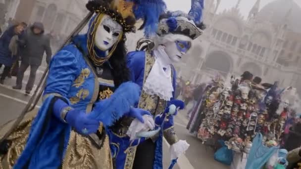 Două Persoane Îmbrăcate Costume Franceze Participă Carnaval Februarie 2022 Veneția — Videoclip de stoc