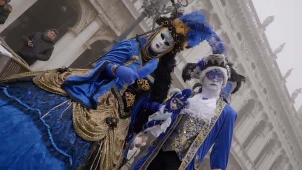 Δύο Άνθρωποι Ντυμένοι Στα Γαλλικά Κοστούμια Παρακολουθούν Καρναβάλι Στις Φεβρουαρίου — Αρχείο Βίντεο