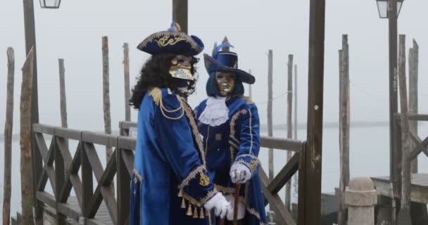 Deux Personnes Vêtues Costumes Français Assistent Carnaval Février 2022 Venise — Video
