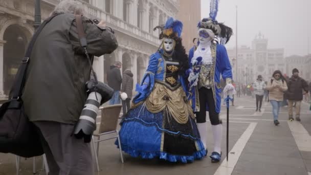 Twee Franse Kostuums Geklede Mensen Wonen Het Carnaval Bij Februari — Stockvideo