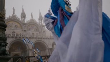 16 Şubat 2022 'de Venedik, İtalya' da düzenlenen karnavala Fransız kostümü giymiş iki kişi katıldı.