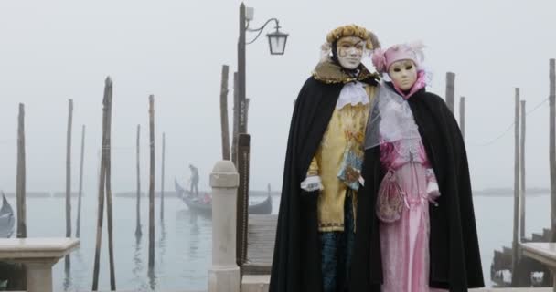 Dva Lidé Oblečení Francouzských Kostýmech Zúčastní Karnevalu Února 2022 Benátkách — Stock video