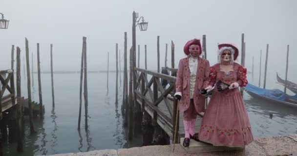フランスの衣装を着た2人が2022年2月16日にイタリアのヴェネツィアでカーニバルに出席します — ストック動画