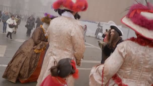 2022年2月16日 两名身着法国服装的人参加了在意大利威尼斯举行的狂欢节 — 图库视频影像