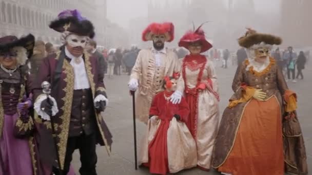 Zwei Personen Französischen Kostümen Beim Karneval Februar 2022 Venedig — Stockvideo
