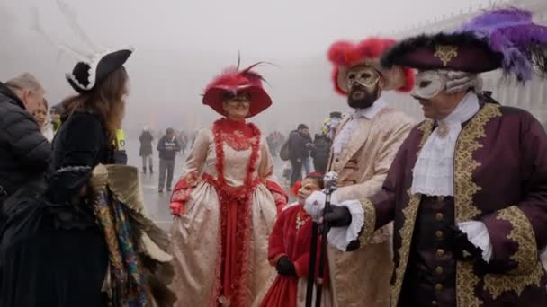Dos Personas Vestidas Con Disfraces Franceses Asisten Carnaval Febrero 2022 — Vídeos de Stock