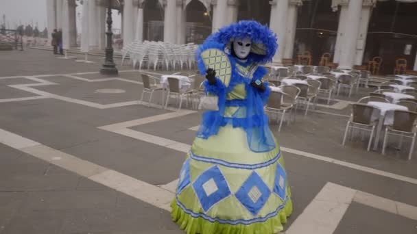Два Человека Одетые Французские Костюмы Посетили Карнавал Февраля 2022 Года — стоковое видео