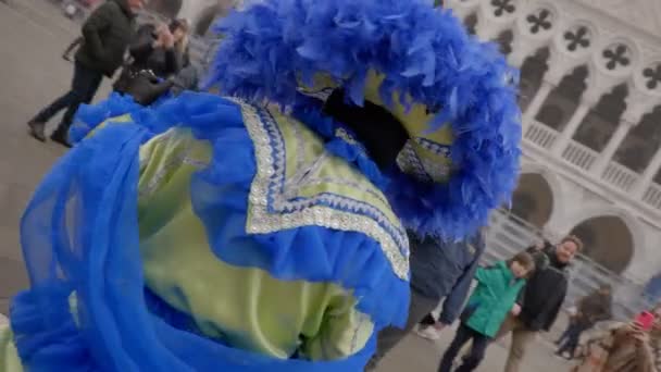 2022年2月16日 两名身着法国服装的人参加了在意大利威尼斯举行的狂欢节 — 图库视频影像