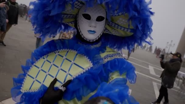 Dos Personas Vestidas Con Disfraces Franceses Asisten Carnaval Febrero 2022 — Vídeo de stock