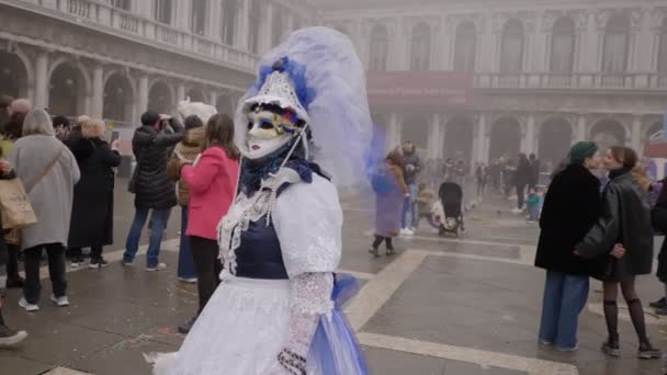 Карнавалі Лютого 2022 Року Венеції Італія Зібралися Двоє Людей Одягнених — стокове відео