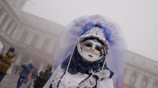Two People Dressed French Costumes Attend Carnival February 2022 Venice — Stock Video