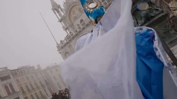 Duas Pessoas Vestidas Com Trajes Franceses Comparecem Carnaval Fevereiro 2022 — Vídeo de Stock