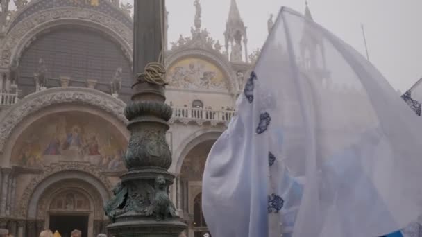 Dva Lidé Oblečení Francouzských Kostýmech Zúčastní Karnevalu Února 2022 Benátkách — Stock video