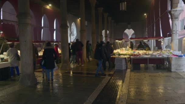 Rialto Vismarkten Markt Met Verkopers Shoppers Februari 2022 Venetië Italië — Stockvideo