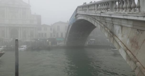 冬の霧の日にヴェネツィアのキャナルグランデにあるポンテ デグリ スカルジ橋 — ストック動画