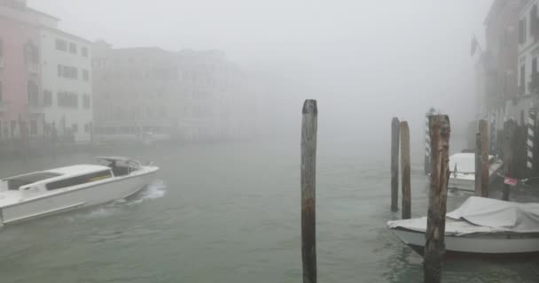 Taxi Acuático Canal Grande Venecia Día Nublado Invierno — Vídeos de Stock