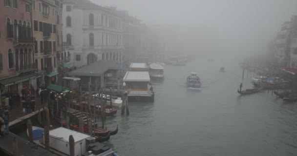 Uitzicht Canal Grande Venetië Vanaf Rialtobrug Een Mistige Winterdag — Stockvideo