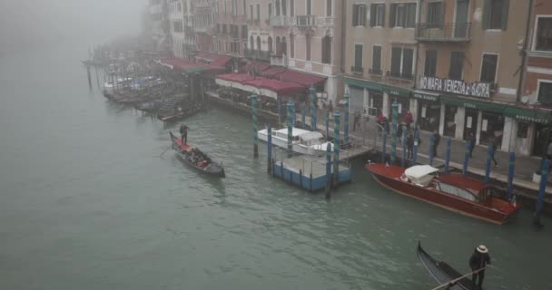 Вид Канал Гранде Венеції Мосту Ріальто Туманний Зимовий День — стокове відео