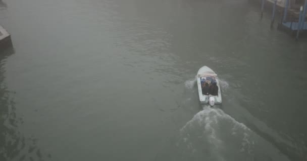 Лодки Большом Канале Венеции Туманный Зимний День — стоковое видео