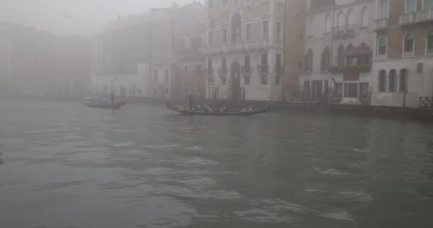 Gondole Canal Grande Velencében Egy Ködös Téli Napon — Stock videók