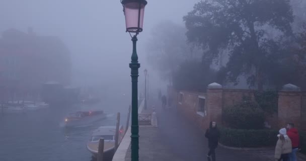 Κανάλι Της Βενετίας Ομιχλώδη Χειμωνιάτικο Βράδυ Στις Φεβρουαρίου 2022 Στη — Αρχείο Βίντεο