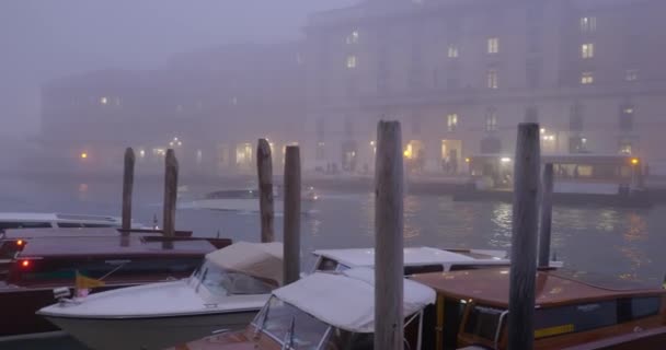 ヴェネツィアのキャナルグランデとサンタルチア駅の霧の冬の夜の景色 — ストック動画