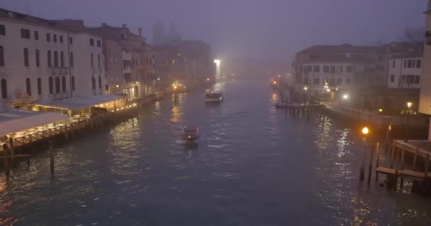 ヴェネツィアのキャナルグランデの景色霧の冬の夜 — ストック動画