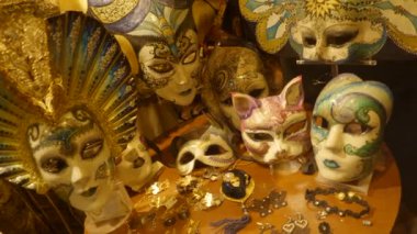 Geleneksel karnaval kostümleri Venedik 'in merkezindeki bir mağaza vitrininde geleneksel karnaval için sergileniyor.