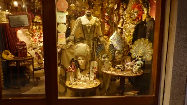 Karneval Tradiční Kostýmy Vystavené Okně Obchodu Centru Benátek Pro Tradiční — Stock video