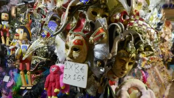 威尼斯市街头摊位上的传统威尼斯狂欢节面具 — 图库视频影像