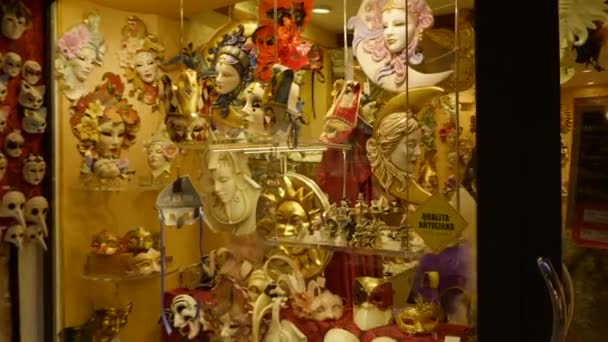 Βενετσιάνικες Μάσκες Στο Κατάστημα Εμφάνιση Στη Βενετία Ιταλία — Αρχείο Βίντεο