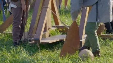 21 Haziran 2022 tarihinde Morimondo, İtalya 'da antik bir ahşap buşap (bir ortaçağ kuşatma motoru) bir taş ateşleme yakın