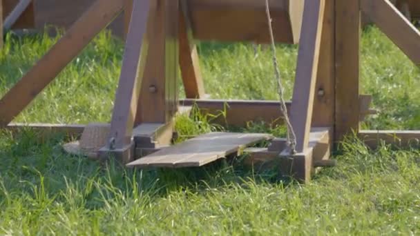 Blisko Starożytnego Woodentrebuchet Średniowieczny Silnik Oblężniczy Strzelający Kamieniem Czerwca 2022 — Wideo stockowe