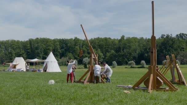 Nahaufnahme Eines Antiken Holzrebuchet Einer Mittelalterlichen Belagerungsmaschine Das Juni 2022 — Stockvideo