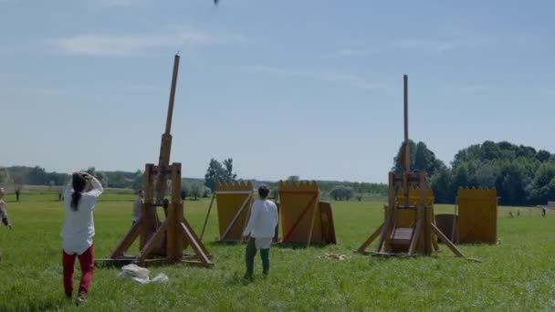 Primer Plano Antiguo Leñador Una Máquina Asedio Medieval Disparando Una — Vídeo de stock