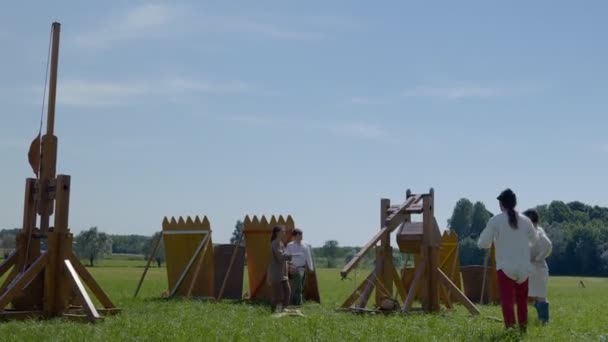 Blisko Starożytnego Woodentrebuchet Średniowieczny Silnik Oblężniczy Strzelający Kamieniem Czerwca 2022 — Wideo stockowe