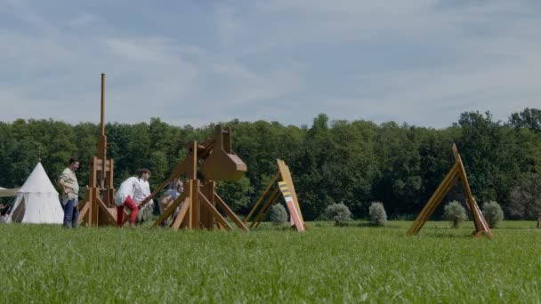 Detailní Záběr Prastarý Dřevěný Entrebuchet Středověký Obléhací Stroj Pálící Kámen — Stock video