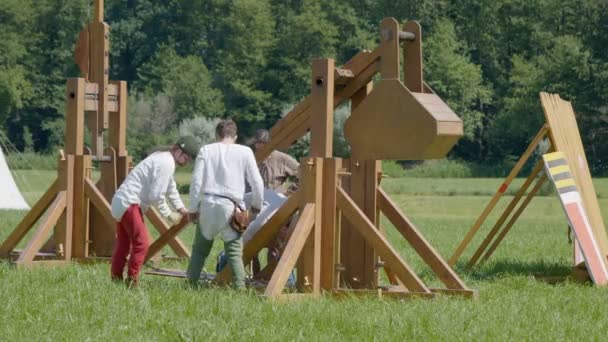 Close Antigo Woodentrebuchet Motor Cerco Medieval Disparando Uma Pedra Junho — Vídeo de Stock