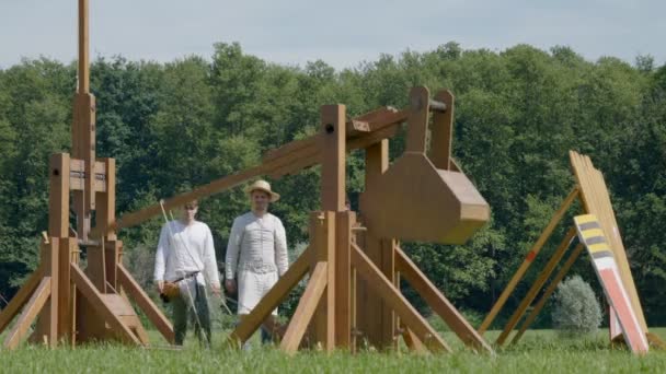 Primer Plano Antiguo Leñador Una Máquina Asedio Medieval Disparando Una — Vídeo de stock