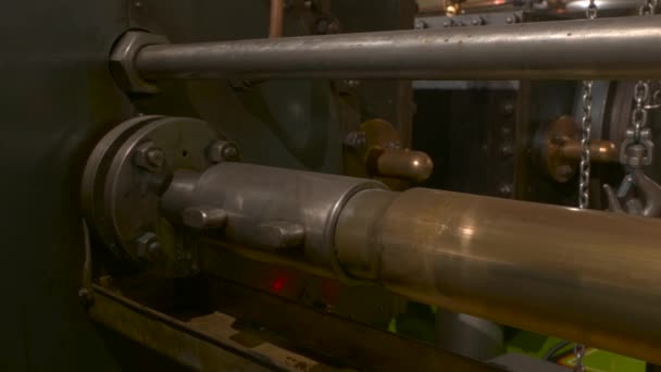 从活塞尾杆上驱动力泵的旧发动机 — 图库视频影像