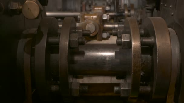从活塞尾杆上驱动力泵的旧发动机 — 图库视频影像